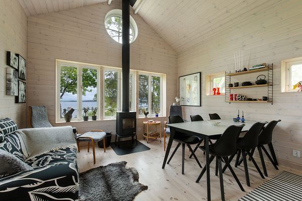 Drömboende med strand och brygga intill Kalmarsund