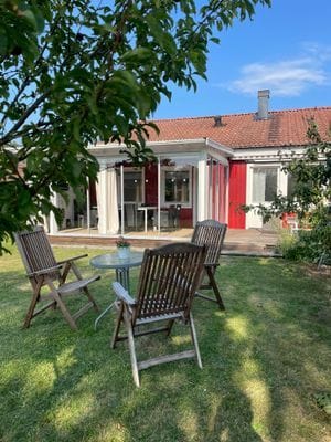 Hyr denna stuga i Köpingsvik på 92 m². 6 sängplatser. 7 900 - 12 900 kr per vecka. Se bilder och tillgänglighet här.