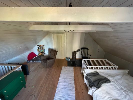 Allrum på övervåningen med TV samt dubbelsäng.