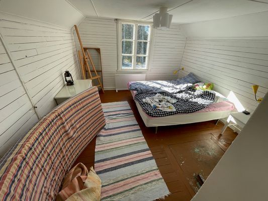 Sovrum på övervåningen med två enkelsängar.
