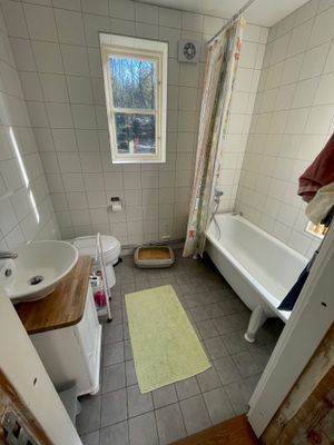 Badrum med badkar.