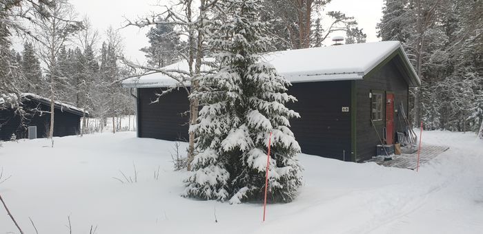 Hyr denna stuga i Funäsdalen på 54 m². 4-6 sängplatser. 4 500 - 7 000 kr per vecka. Se bilder och tillgänglighet här.