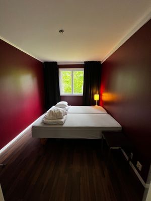 Hyr denna stuga i Töreboda på 95 m². 6 sängplatser. 14 000 - 20 000 kr per vecka. Se bilder och tillgänglighet här.
