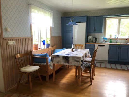 Lantligt hus i skogen och nära till fiskevatten - Bild 9