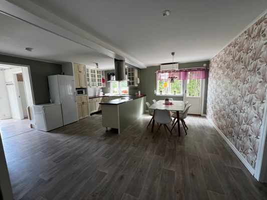 Mysigt boende i skogsglänta - Bild 12