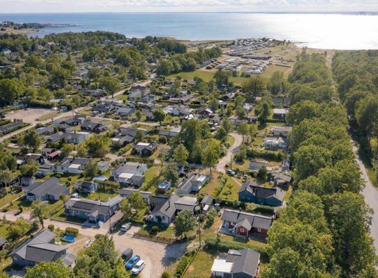 Hyr denna stuga i Öland på 70 m². 4-6 sängplatser. 13 000 - 18 000 kr per vecka. Se bilder och tillgänglighet här.
