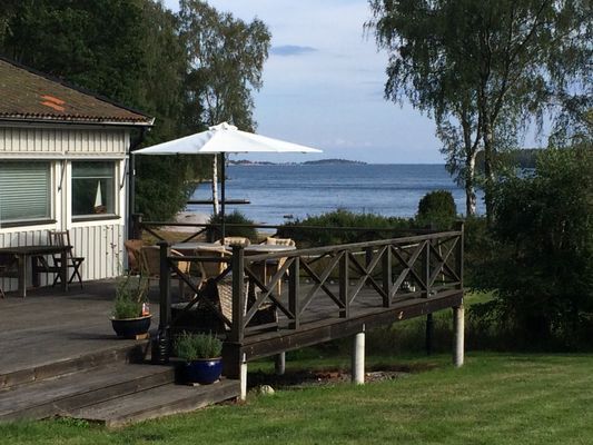 Rymligt skärgådshus med panoramautsikt över havet