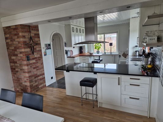 Hyr denna stuga i Västkusten på 130 m². 6-8 sängplatser. 10 500 - 16 000 kr per vecka. Se bilder och tillgänglighet här.