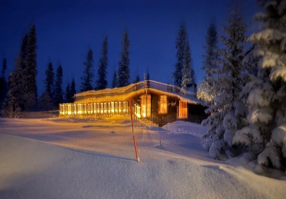 Hyr denna stuga i Sångbäcksvallen på 76 m². 4-8 sängplatser. 5 000 - 10 000 kr per vecka. Se bilder och tillgänglighet här.