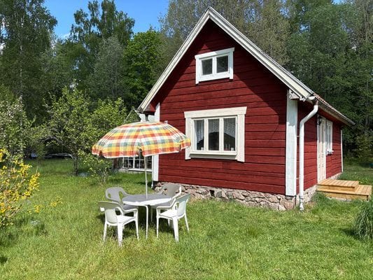 Bild 4 på Timrad stuga nära sjö och bad