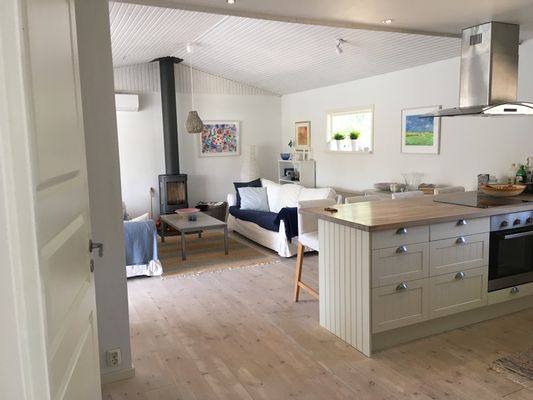 Hyr denna stuga i Nyehusen på 100 m². 5-7 sängplatser. 10 000 - 16 000 kr per vecka. Se bilder och tillgänglighet här.