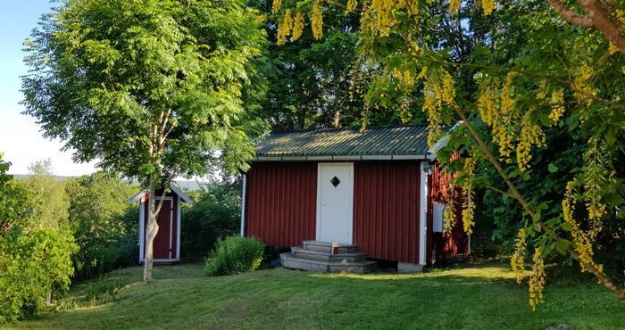 Bastun utifrån, byggnaden på tomten, inkluderad i priset