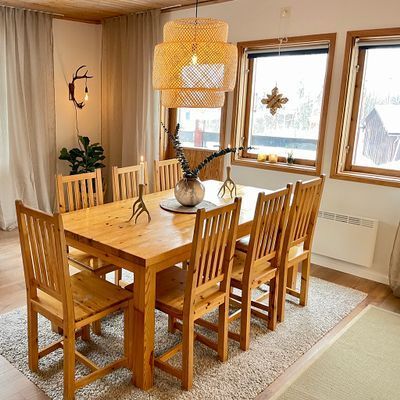 Hyr denna stuga i  på 90 m². 8-10 sängplatser. 6 000 - 9 900 kr per vecka. Se bilder och tillgänglighet här.
