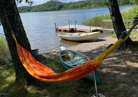 Bo på idyllisk bondgård | Nära sjö med fri båt