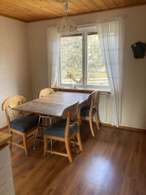 Hyr denna stuga i  på 85 m². 6 sängplatser. Från 11 500 kr per vecka. Se bilder och tillgänglighet här.