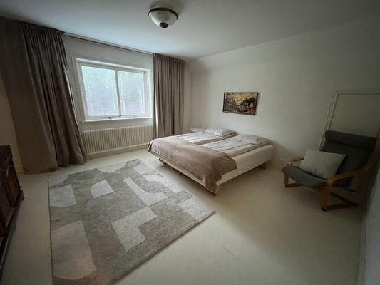 Hyr denna stuga i Farstorp på 140 m². 5-9 sängplatser. 4 950 - 7 500 kr per vecka. Se bilder och tillgänglighet här.