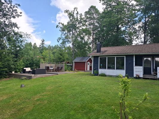 Hyr denna stuga i Ljungby på 57 m². 2-4 sängplatser. 7 500 - 8 000 kr per vecka. Se bilder och tillgänglighet här.