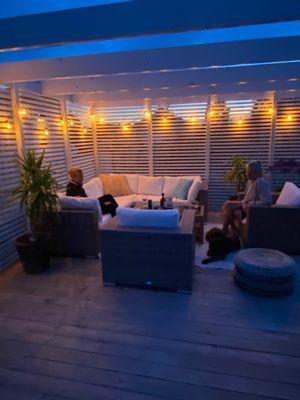 Hyr denna stuga i Vibble på 160 m². 10-11 sängplatser. 35 000 - 37 000 kr per vecka. Se bilder och tillgänglighet här.