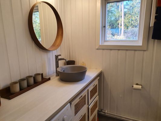 Nyrenoverat fritidshus i Håtö, mellan Norrtälje oc - Bild 12