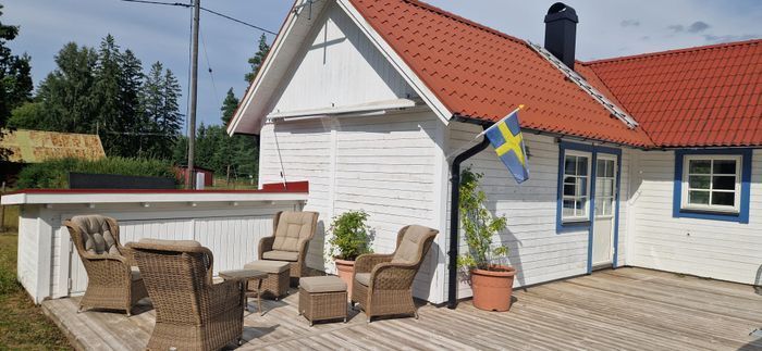 Hyr denna stuga i  på 80 m². 6-7 sängplatser. 7 500 - 16 000 kr per vecka. Se bilder och tillgänglighet här.