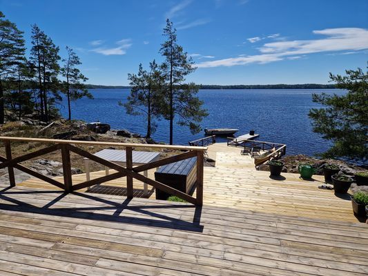 Sommaridyll vid Sjö på egen ö. Magiskt utsikt!