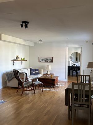 Hyr denna stuga i Dalarö på 85 m². 3-4 sängplatser. 7 000 - 8 000 kr per vecka. Se bilder och tillgänglighet här.