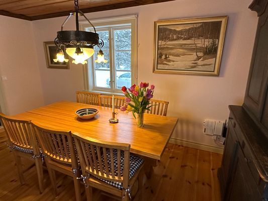 Vardagsrummet har matbord för 6 + soffa och två fåtöljer