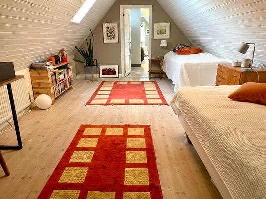 Varsamt renoverad tegellänga i liten kyrkby - Bild 18