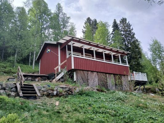 Hyr denna stuga i Nordingrå på 50 m². 1-3 sängplatser. 5 000 - 6 000 kr per vecka. Se bilder och tillgänglighet här.