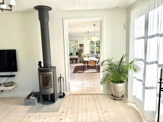 Hyr denna stuga i Stockholm på 194 m². 4-5 sängplatser. Från 17 000 kr per vecka. Se bilder och tillgänglighet här.