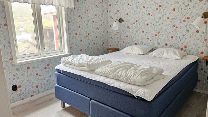 Hyr denna stuga i Tjörn på 95 m². 10 sängplatser. Från 13 993 kr per vecka. Se bilder och tillgänglighet här.