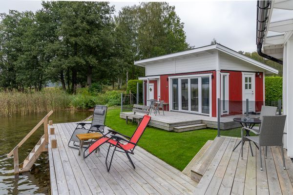 Sjötomt/sjöläge med båt och egna bryggor/trädäck