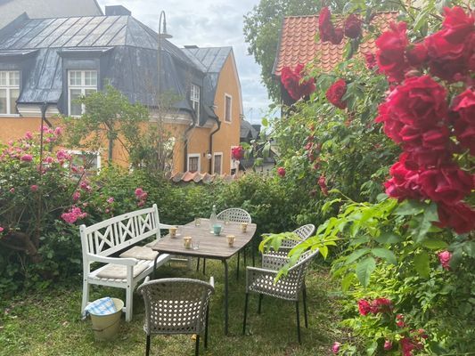 Hyr denna stuga i Visby på 61 m². 2-4 sängplatser. 9 500 - 13 500 kr per vecka. Se bilder och tillgänglighet här.
