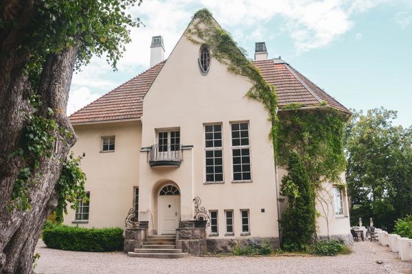 Hyr denna stuga i Stockholm på 800 m². 12 sängplatser. 50 000 - 60 000 kr per vecka. Se bilder och tillgänglighet här.