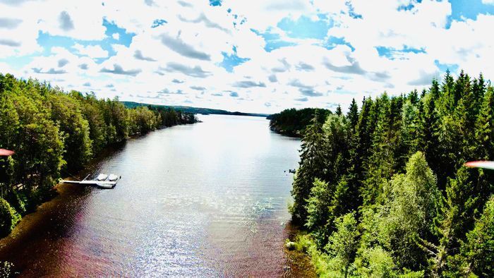 Hyr denna stuga i Lennartsfors på 90 m². 5-6 sängplatser. 8 000 - 10 000 kr per vecka. Se bilder och tillgänglighet här.