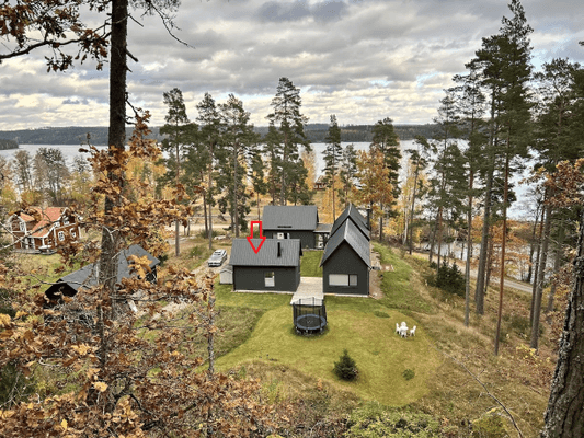 Sjönära gästhus i Verveln – bad 100 m bort