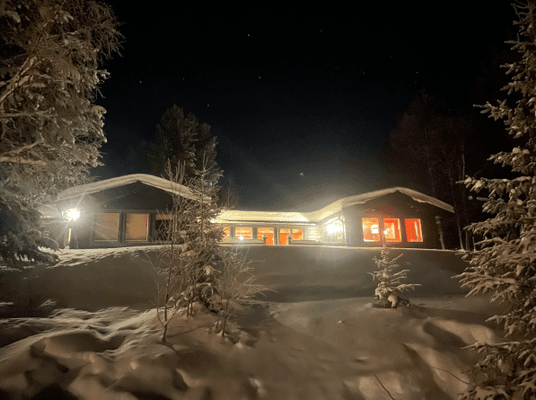 Hyr denna stuga i Ottsjö på 150 m². 8-9 sängplatser. 6 000 - 10 000 kr per vecka. Se bilder och tillgänglighet här.