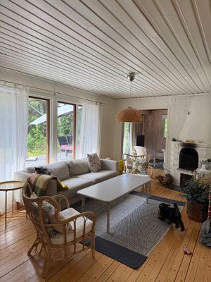Hyr denna stuga i Värmdö på 63 m². 7 sängplatser. Från 11 500 kr per vecka. Se bilder och tillgänglighet här.