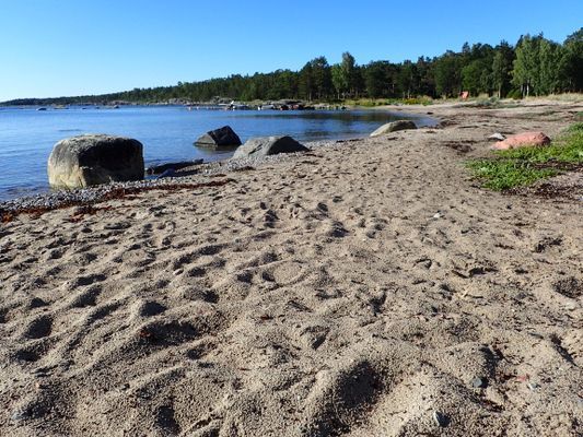 Hyr denna stuga i Väddö på 50 m². 4-6 sängplatser. Från 7 700 kr per vecka. Se bilder och tillgänglighet här.