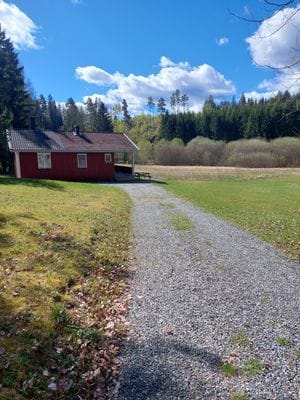 Hyr denna stuga i Töcksfors på 50 m². 4 sängplatser. Från 5 000 kr per vecka. Se bilder och tillgänglighet här.