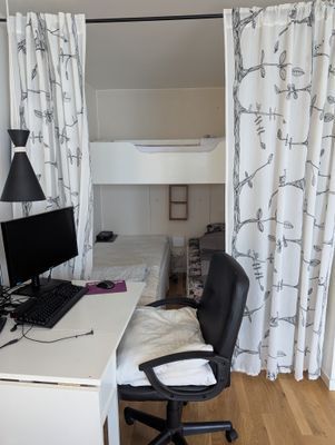 Fin lägenhet med uteplats, innanför murarna.