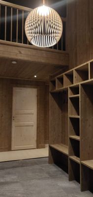 Hall med öppet upp mot loft