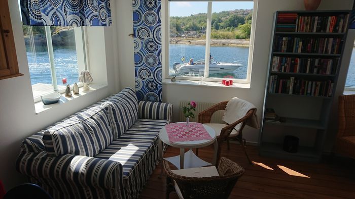 Havet, två meter från med egen brygga. - Bild 8