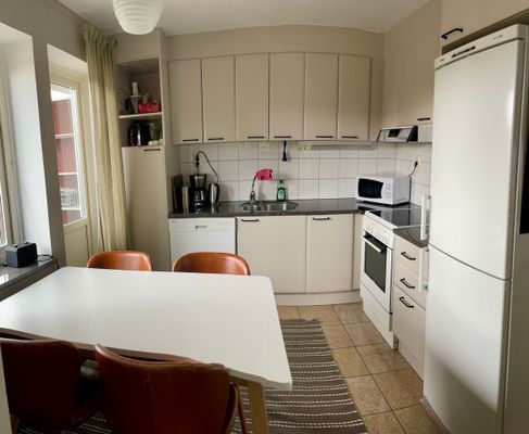 Hyr denna stuga i Klövsjö på 43 m². 4-5 sängplatser. 4 500 - 7 000 kr per vecka. Se bilder och tillgänglighet här.