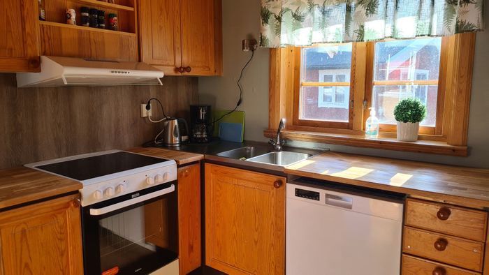 Hyr denna stuga i  på 47 m². 6 sängplatser. 1 200 - 1 400 kr per dag. Se bilder och tillgänglighet här.