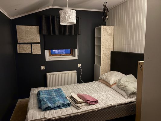 Hyr denna stuga i  på 25 m². 2 sängplatser. Från 4 500 kr per vecka. Se bilder och tillgänglighet här.