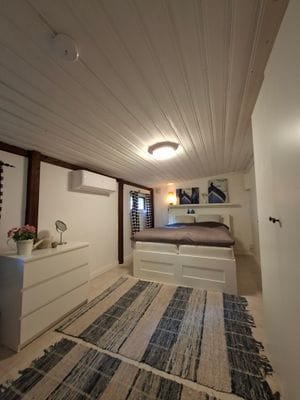 Stuga med egen sandstrand, bastu, brygga. - Bild 10