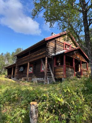Hyr denna stuga i  på 80 m². 8-10 sängplatser. 4 000 - 7 000 kr per vecka. Se bilder och tillgänglighet här.