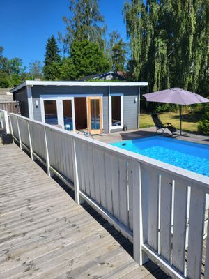 Hyr denna stuga i  på 200 m². 10-12 sängplatser. Från 23 500 kr per vecka. Se bilder och tillgänglighet här.