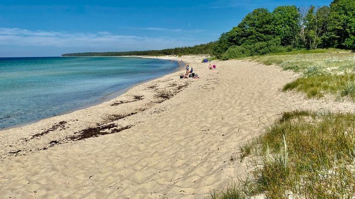 Hyr denna stuga i Byrum på 76 m². 8 sängplatser. Från 11 000 kr per vecka. Se bilder och tillgänglighet här.